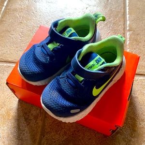 Toddler Nike revolution 5